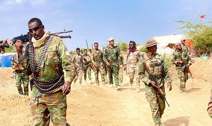 Taliyaha Ciidanka Dhulka iyo ciidamo.jpg